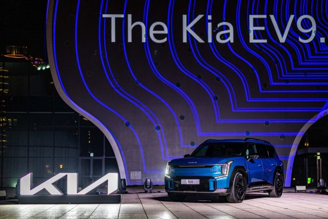 The Kia EV9純電智慧旗艦LSUV 榮獲2024車訊風雲獎「年度風雲車、最佳進口電動車」雙冠！ The Kia EV6與EV9蟬聯2023-24年度風雲車至高榮耀！