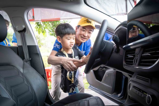 福特六和汽車總經理陳文芳帶領志工參與「小黃帽交通安全童樂會」 與靖娟基金會攜手推廣兒童交通安全重要性