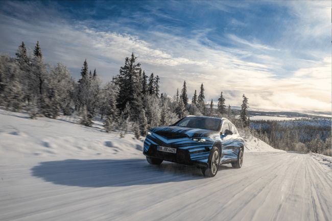 全新純電Mercedes-Benz GLC 勇闖極地測試