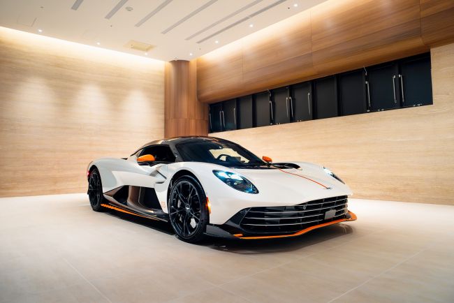 非凡揭幕，奢華之巔 Aston Martin 台中旗艦展示暨服務中心正式開幕；極速之境，驅動未來 Valhalla 強勢登場