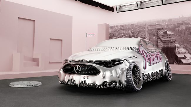 【Mercedes瞄準y2k千禧世代推出藝術家聯名系列】