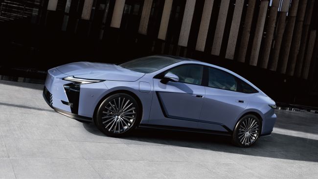 【中堅份子的榮光升級 -全新世代 Lexus ES 上海現身】