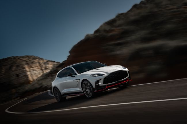 先前的707匹馬力還不是終點！Aston Martin推出更輕、更強的DBX S