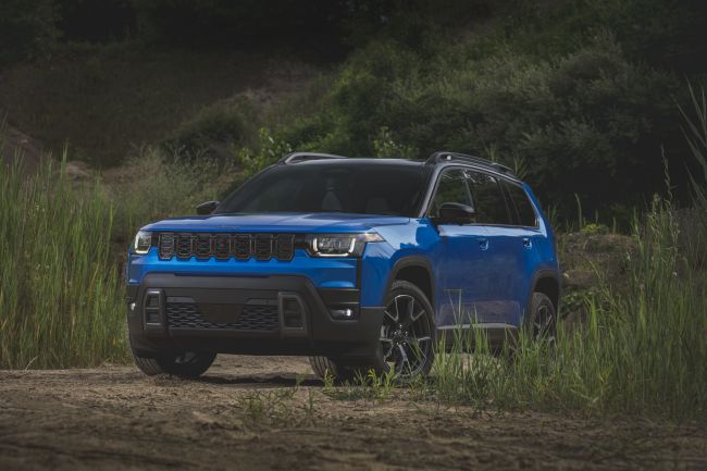 【2026年式Jeep Cherokee以油電新動力與俐落新外型重回市場！】