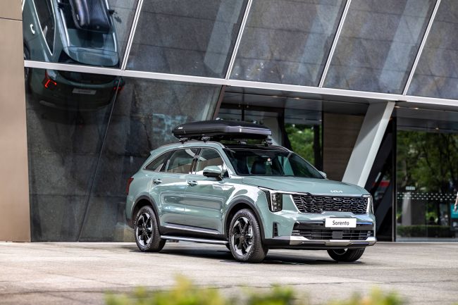 Kia 1-10月銷售突破8,600台,逆勢成長再創歷史新高紀錄! 歡慶台灣森那美起亞榮獲第79屆金商獎「優良外商」殊榮, 「煥然一新.萬元入主」限時禮遇,多款車型享萬元開回家