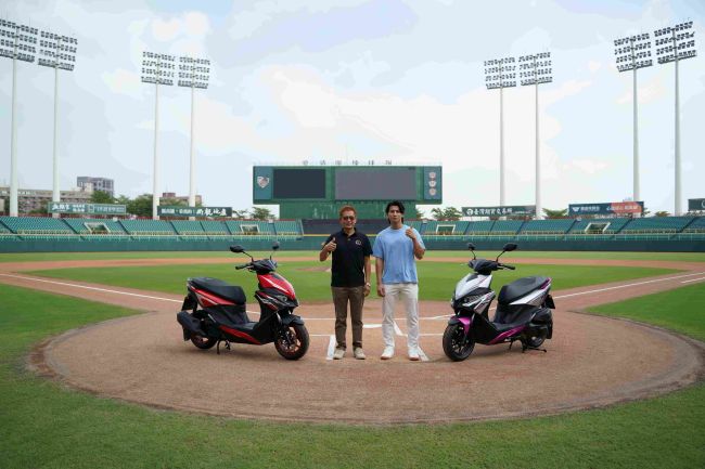 「外野金手套」台灣隊長陳傑憲再次合體 KYMCO 光陽機車 「摩力紅」「紫暴銀」特仕版陳傑憲欽點曝光