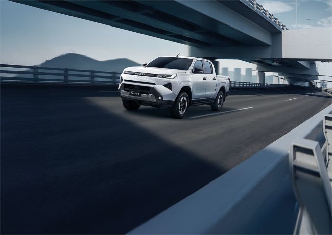 【新一代2026 Toyota Hilux即將來臨，同步揭曉BEV純電車款與FCEV氫燃料電池版，不只實用，更要全方位環保！】
