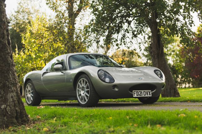 【年產量不足『8500公斤』的汽車品牌！？中置手排後驅的輕量化手工英倫跑車Wells Vertige翻倍擴大產能中！】