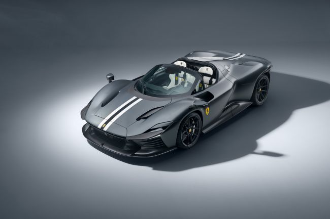 到底有幾個車主會想對高貴Ferrari SP3動上改裝頭腦?但Novitec鍍金排氣管似乎真可考慮?