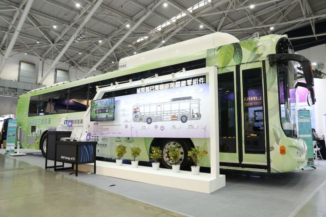 台北國際車用電子展「城際氫能大巴」與「AI智慧座艙」亮相  經濟部TARC主題館大秀台灣車電雙引擎