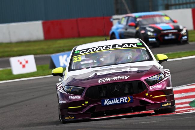 懸掛ASUS華碩贊助的 Mercedes-AMG CLA 35賽車正馳騁於BTCC賽場