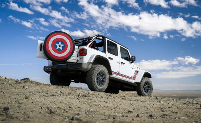【『美國隊長』上身！？Jeep 推出Wrangler American250 Edition特仕版車型歡慶美國250週年國慶大典！國旗配色點綴全車，備胎罩驚現美國隊長的盾牌！】