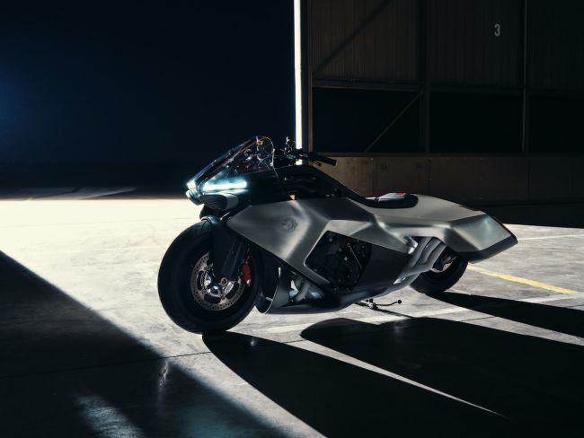 【BMW打造『六出』排氣尾管的實體概念休旅重機 Vision K18!塞滿側箱的大口徑排氣管宛如火箭推進陸地飛行!】