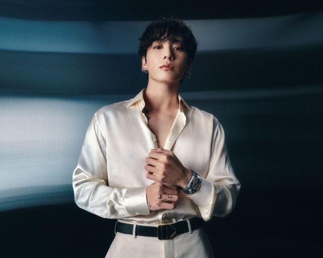 Jung Kook以風格啟動時間 打造 Hublot MP-10 雙垂直上鍊陀飛輪腕錶的時髦氣場