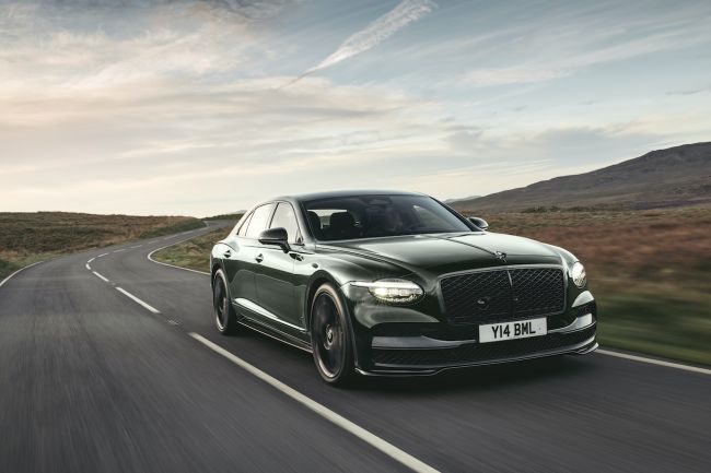 【新世代家族化頭燈上身！Bentley Flying Spur迎『改頭換面』中期改款 睽違已久Flying Spur S同步驚喜回歸！】