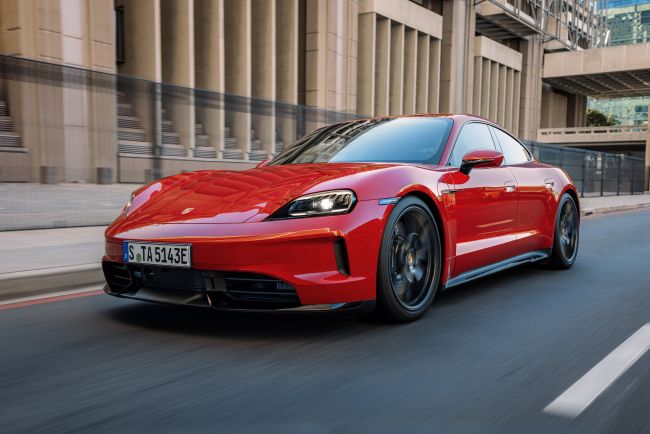 首度導入虛擬變速箱 新年式Porsche Taycan 416萬起全面進化 駕馭樂趣全面升級，使用者體驗更臻完善