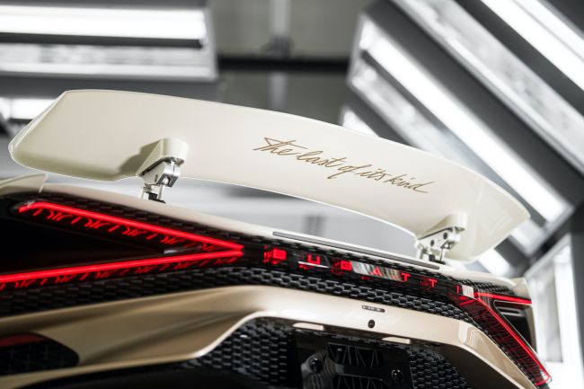 【地表最速敞篷車也難逃!? Bugatti 正式宣告Mistral停產 W16引擎時代徹底宣告終結! 】