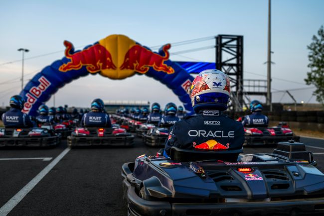 Red Bull Racing車手 Max Verstappen即將上演百人超車秀  全球最大規模卡丁車賽事《Max vs 100》將於 9/16 Disney+ 全球直播