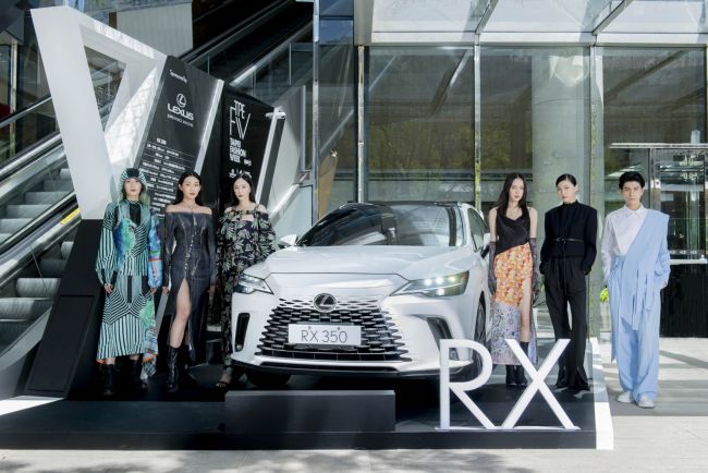 LEXUS連續第四年贊助臺灣最具影響力時尚盛事 2022臺北時裝週X VOGUE Fashions Night Out