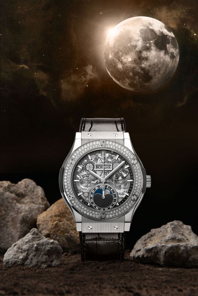 和宇宙同步 感受月球的律動  宇舶經典融合系列鏤空月相腕錶